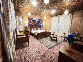 Floating Shanghai Group Of Houseboats